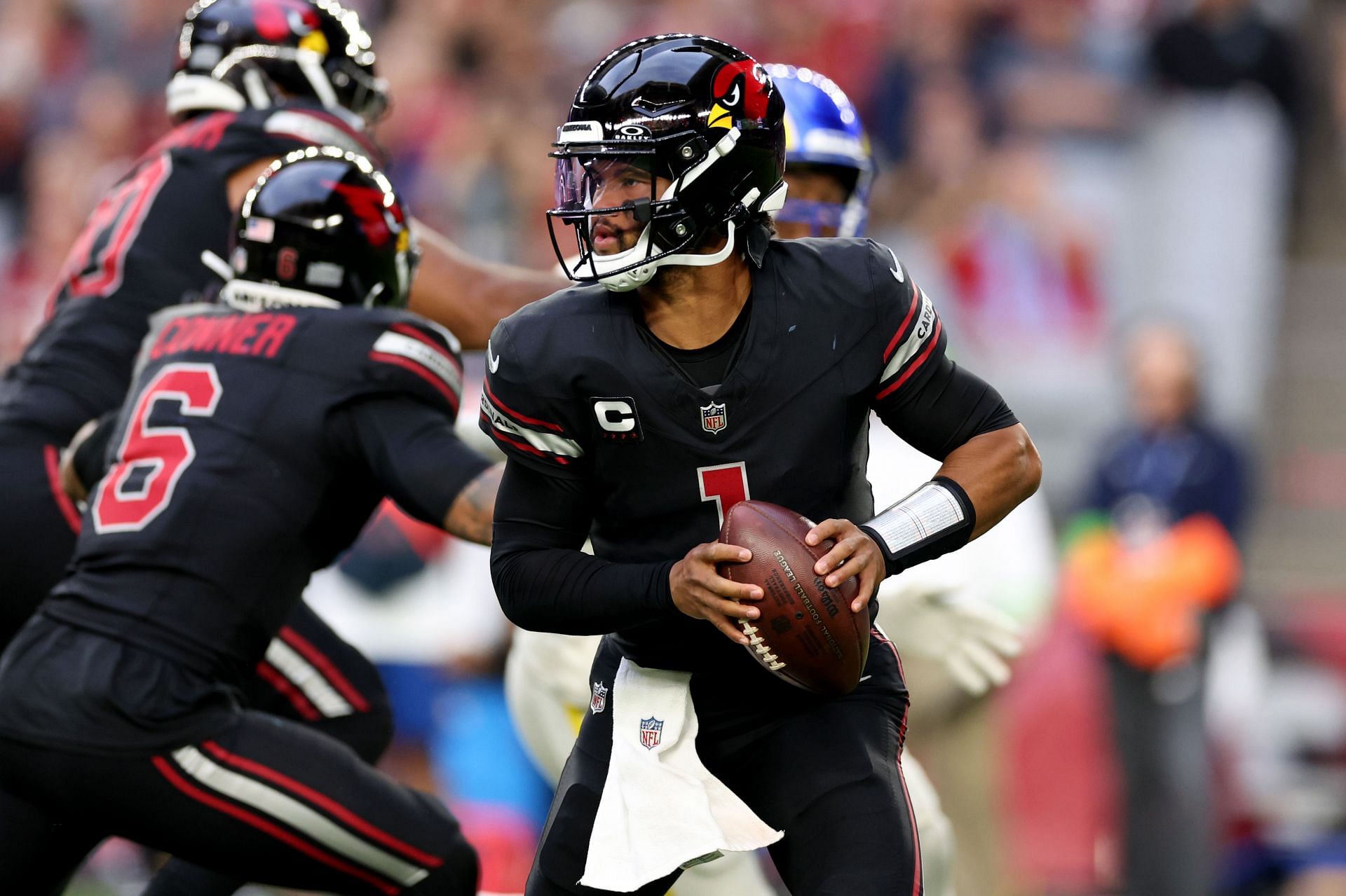 Kyler Murray seeks a pas vs the Los Angeles Rams.