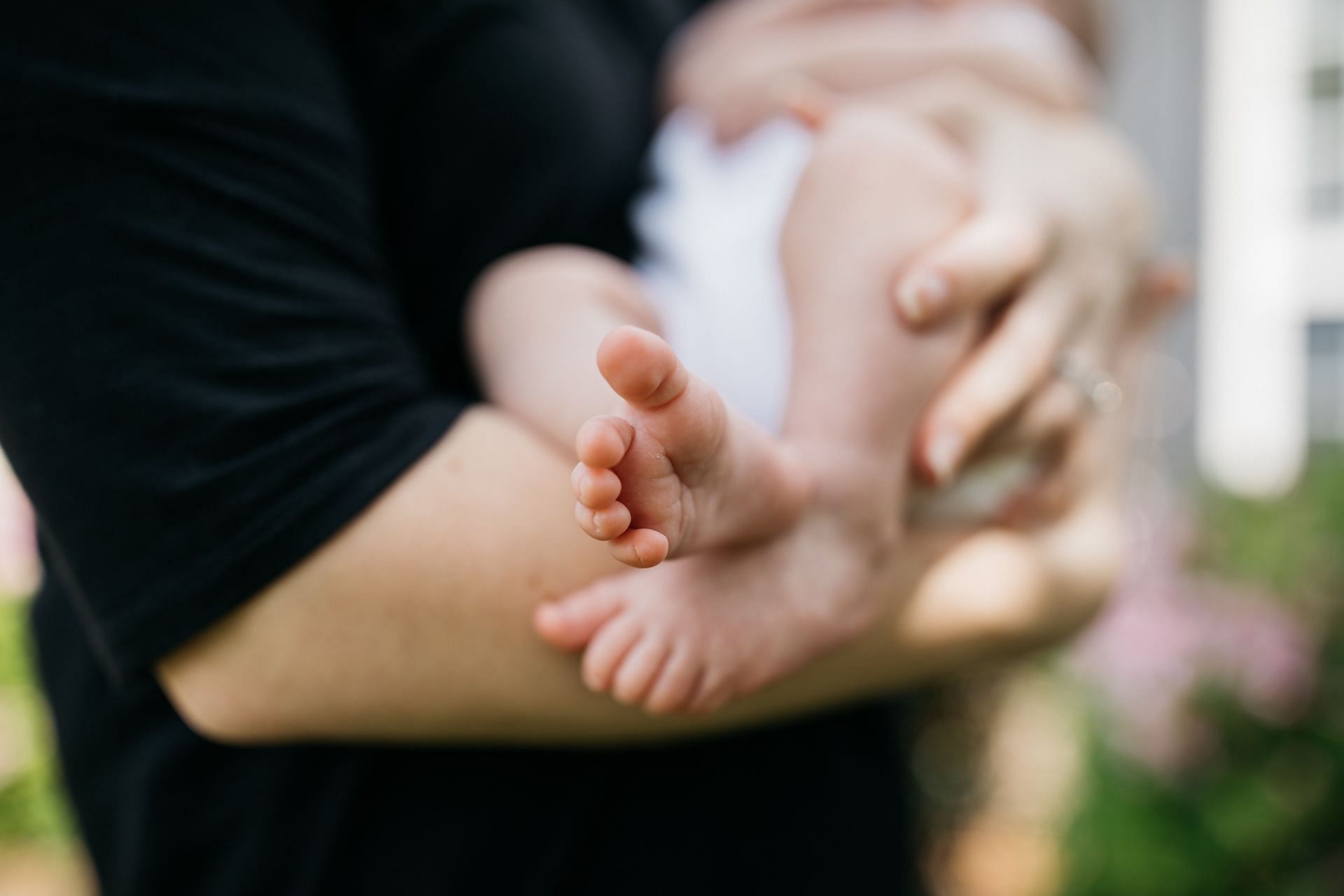 Losing weight while breastfeeding (Image via Unsplash/Wes Hicks)