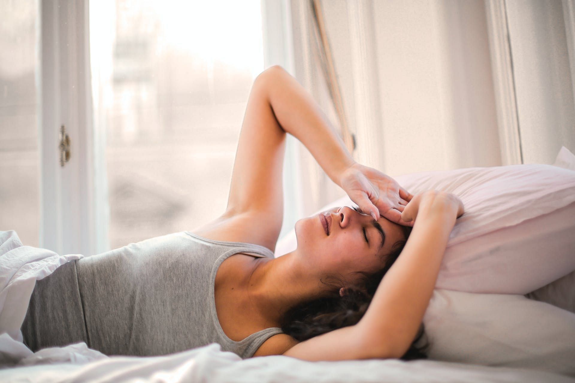 Morning hypoglycemia can lead to symptoms like tremors and shakiness. (Image via Pexels/Andrea Piacquadio)
