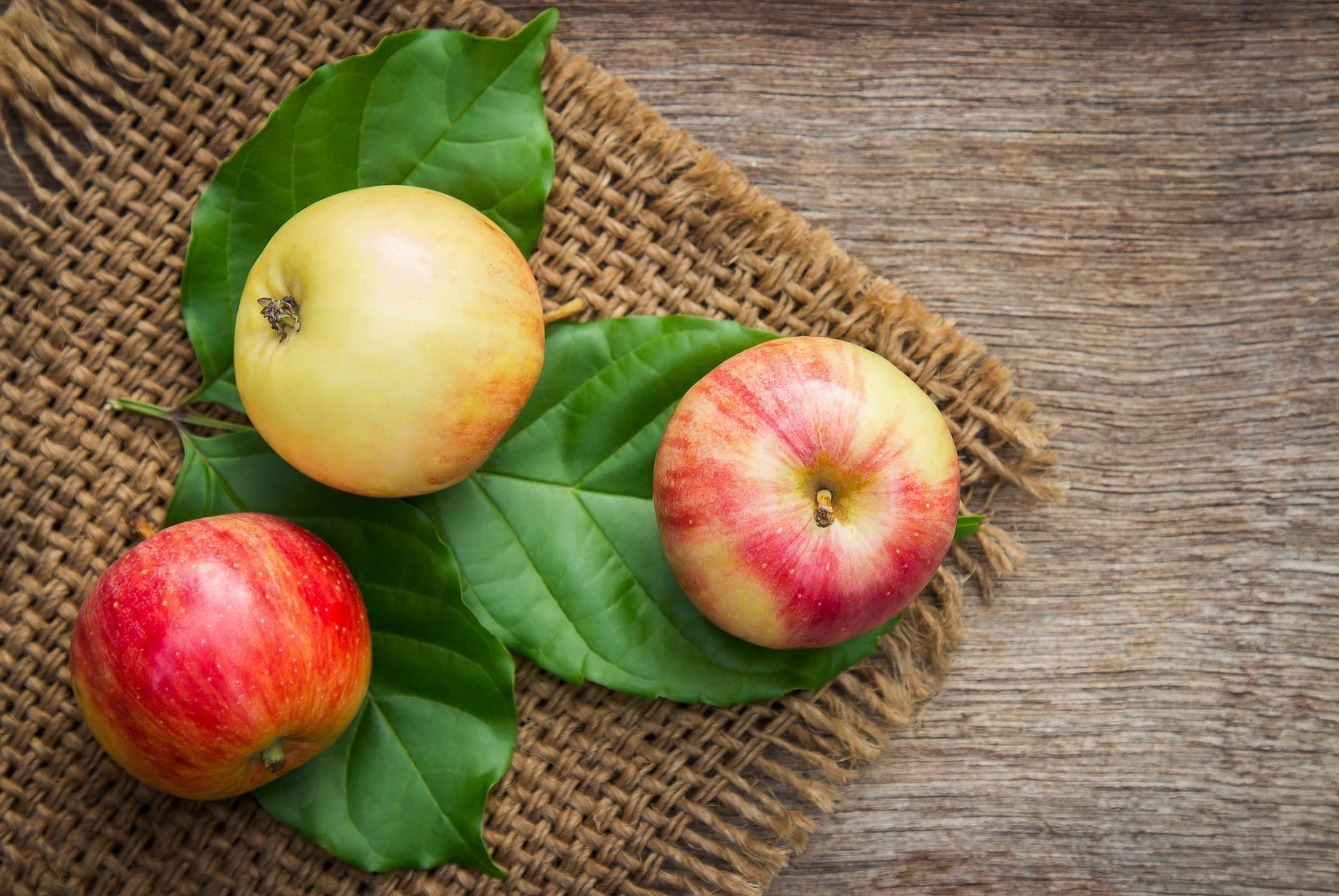 Apples for fresh breath (image sourced via Pexels / Photo by Aphiwat)