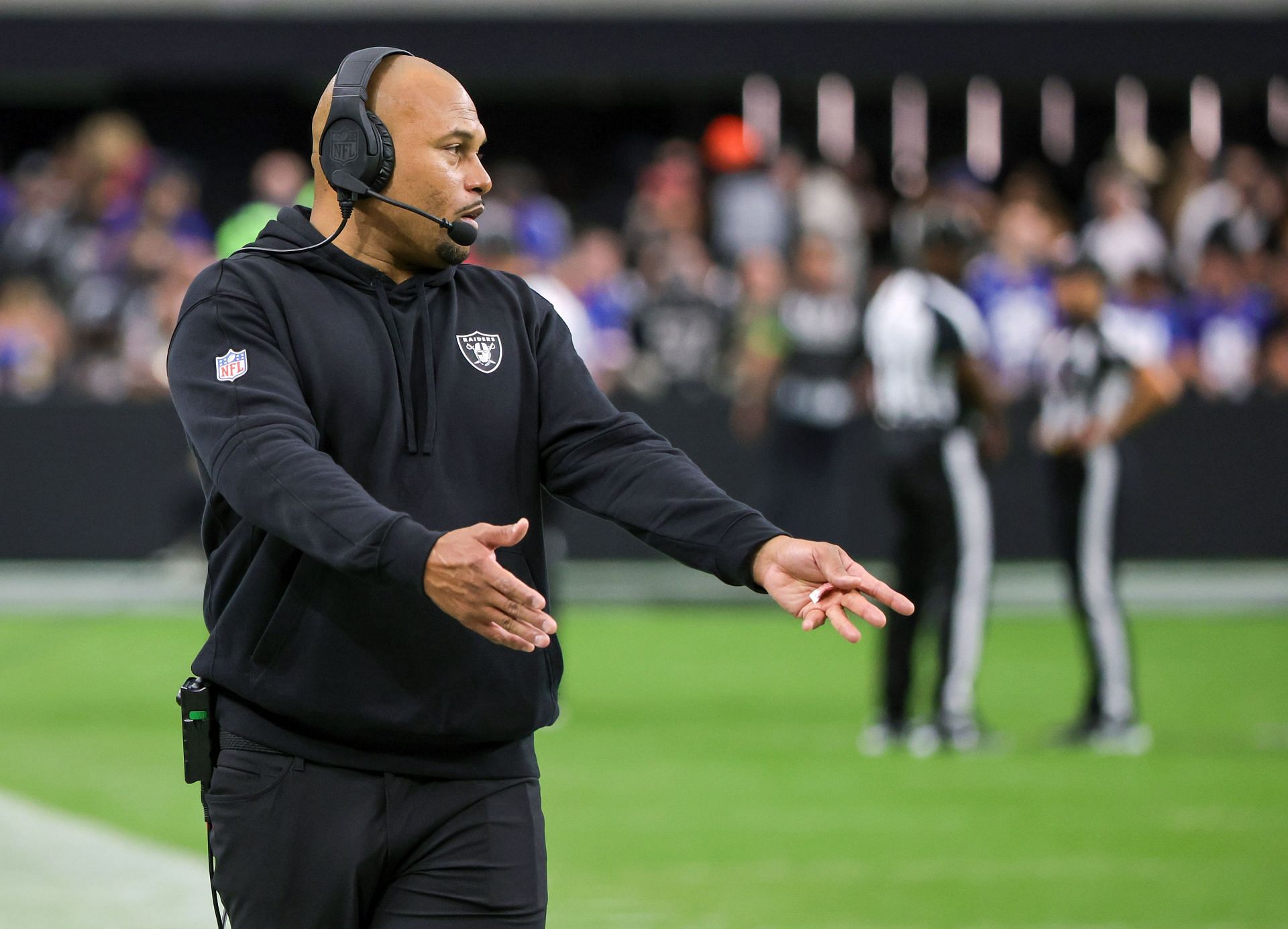 Antonio Pierce during the New York Giants vs. Las Vegas Raiders match