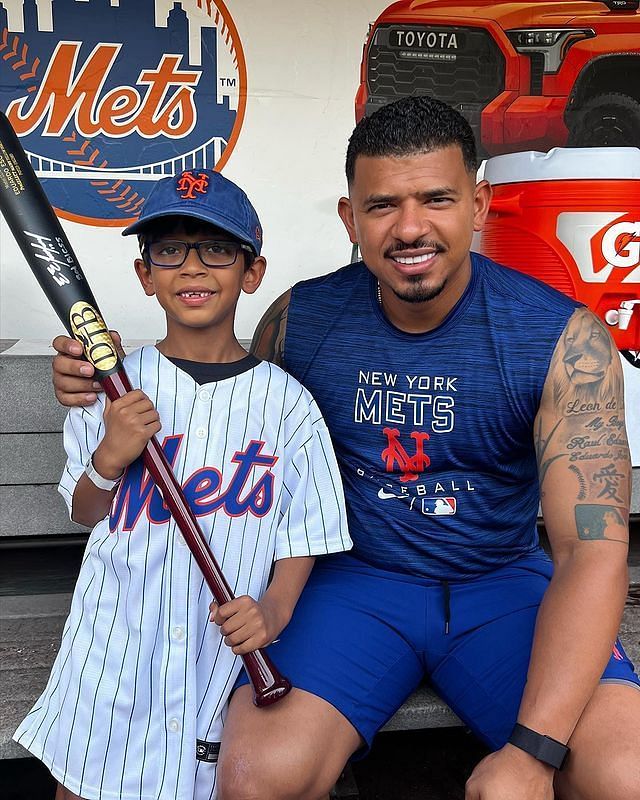 Eduardo gifting his little fan a jersey and a baseball bat. Source: New York Mets&rsquo; official Instagram page/@mets
