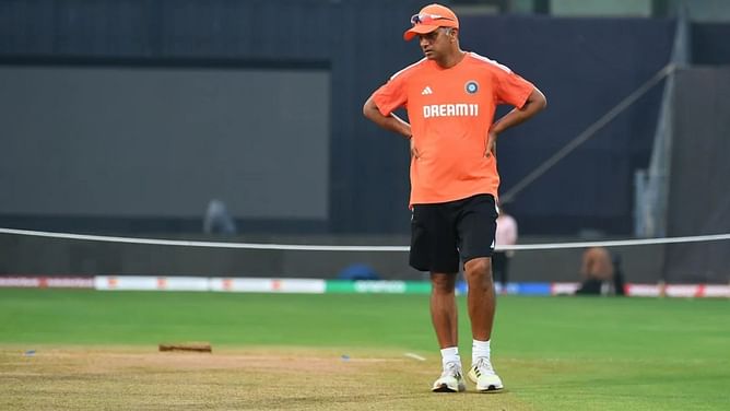 Rahul Dravid and other Indian coaching staff inspect Wankhede pitch ahead of IND vs NZ 2023 World Cup semifinal