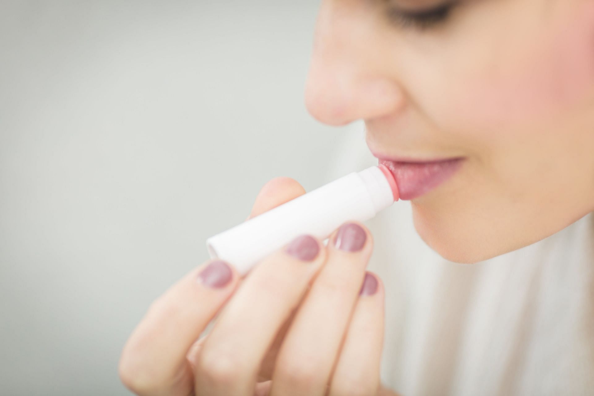 Chapped lips for healthy skin in winters (image sourced via Pexels / Photo by Burst)