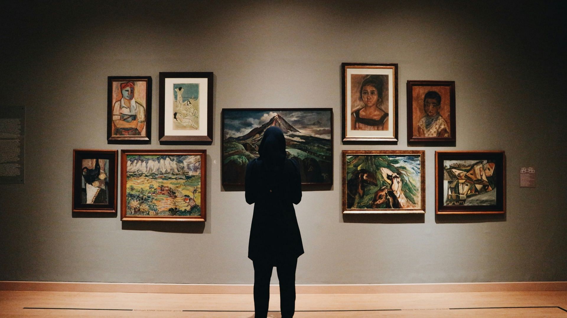 Painting lost for 60 years returns to gallery (Photo by Zalfa Imani on Unsplash)