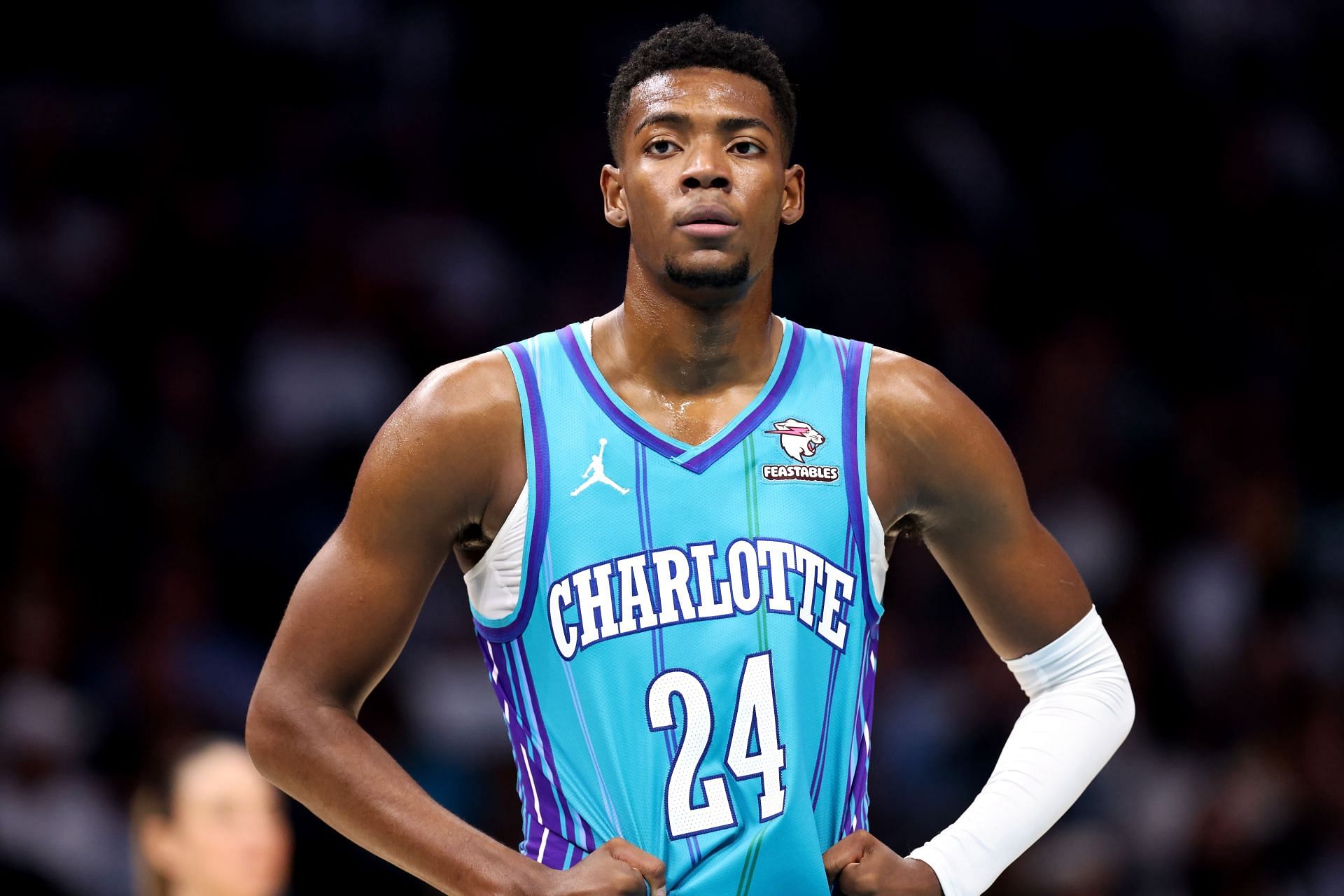 Hornets rookie Brandon Miller leaves loss to Knicks early with sprained  ankle, considered day-to-day - Yahoo Sports