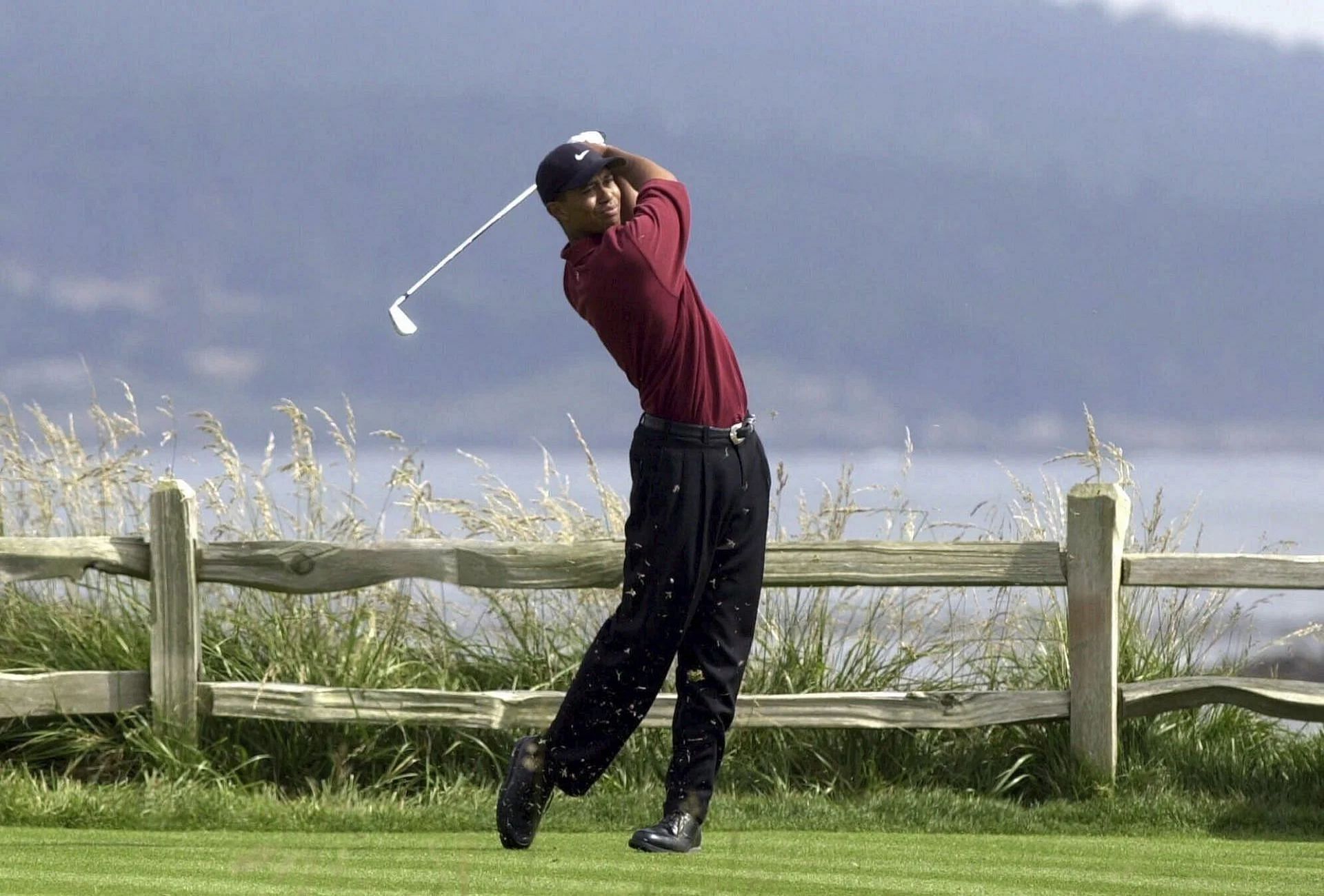 Tiger Woods swinging with no divots (Image via Getty).