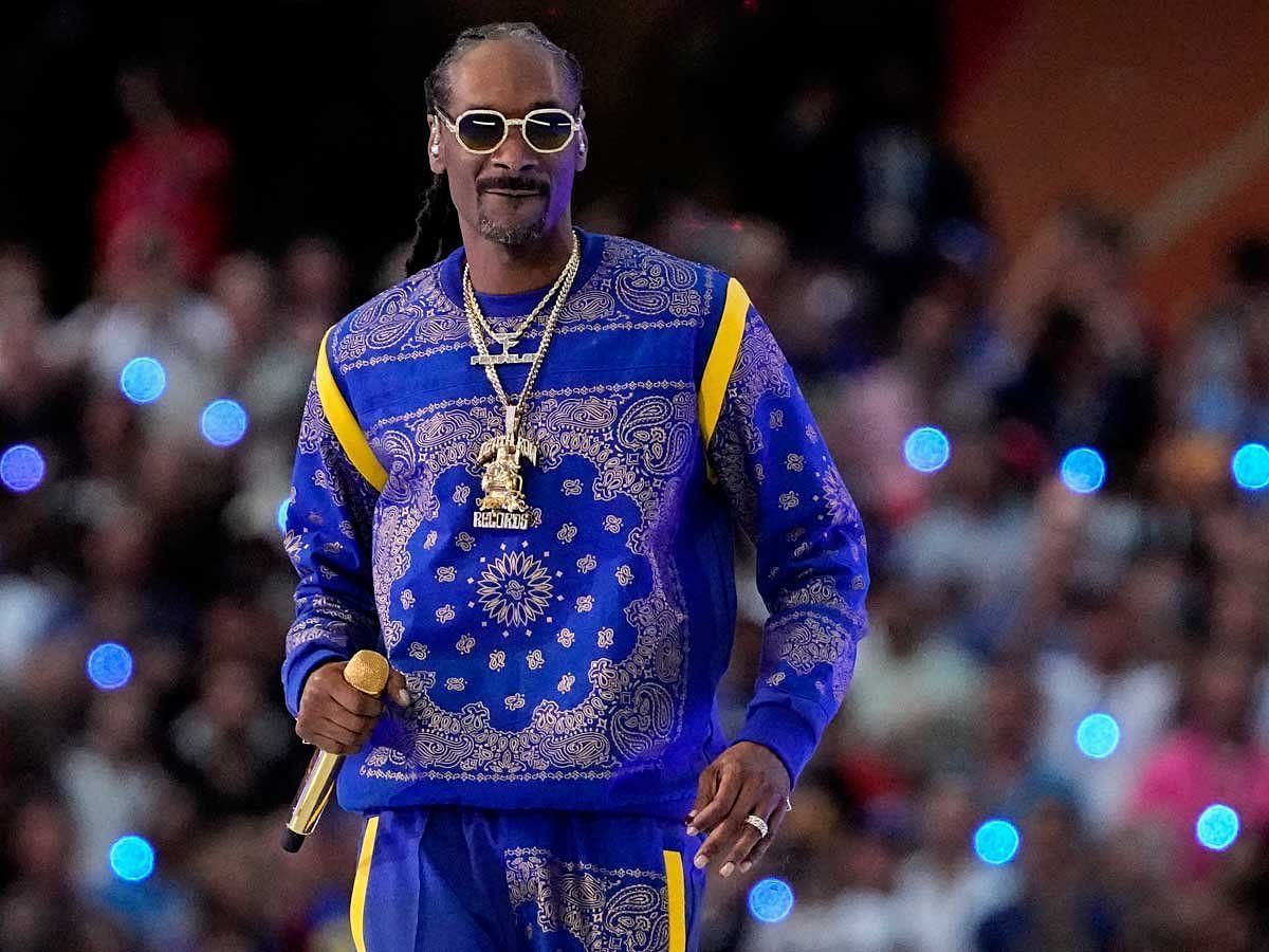 Snoop Dogg performing at the Super Bowl 2022 Halftime Show (image via NFL.com)