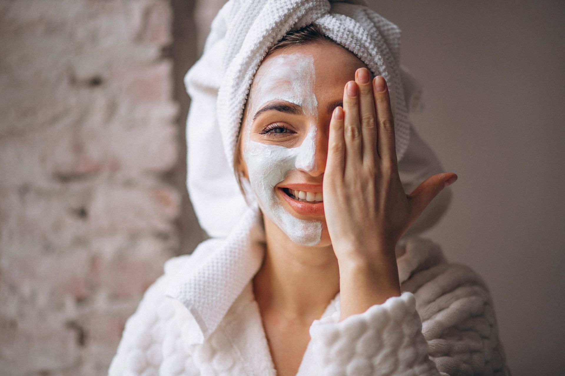 Getting into a skincare routine specifically designed to meet your skin needs can help while dealing with open pores (Image via freepik)