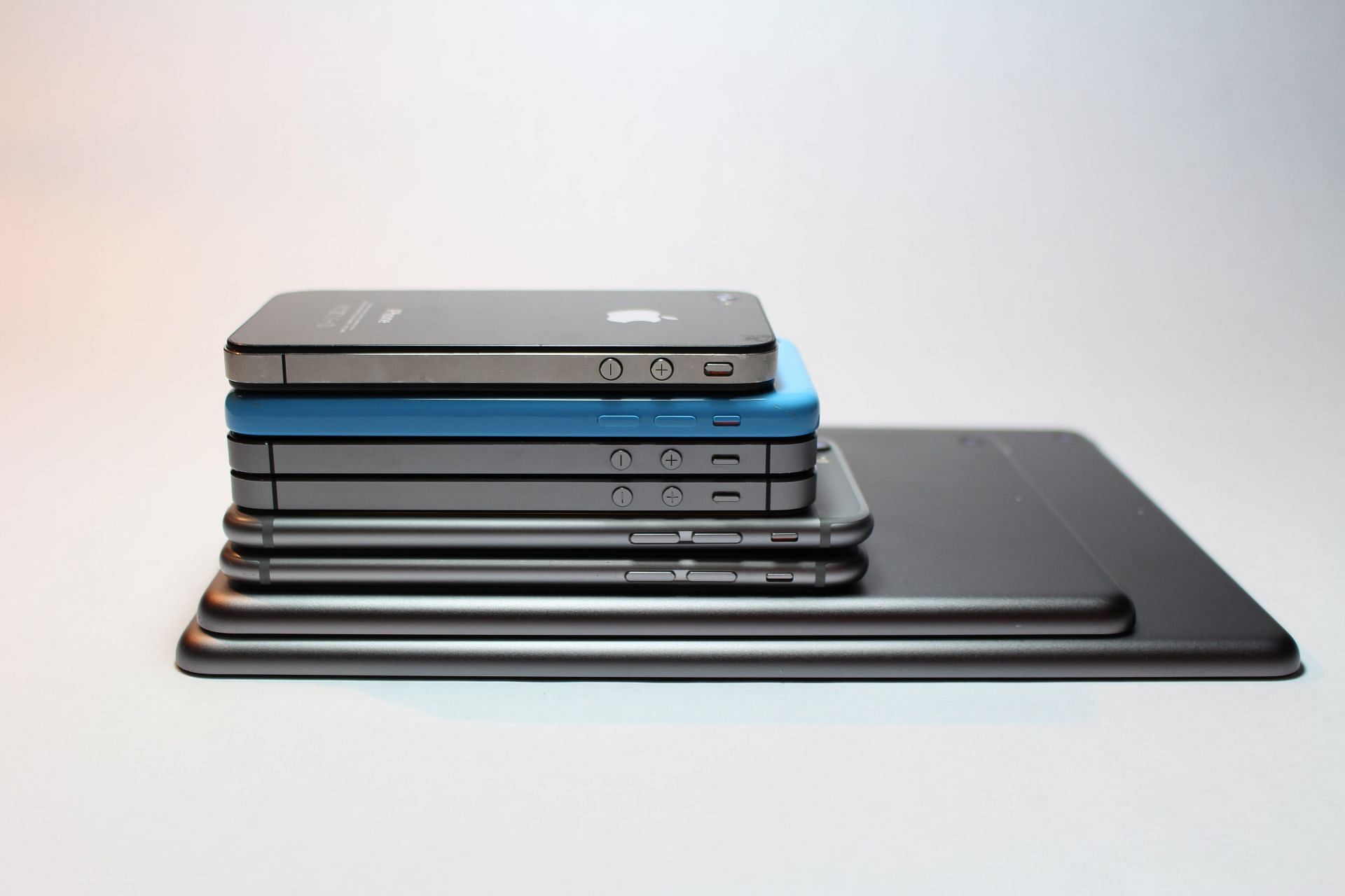 Cell phone emissions may be harmful. (Image via Pexels/ Gabriel Freytez)