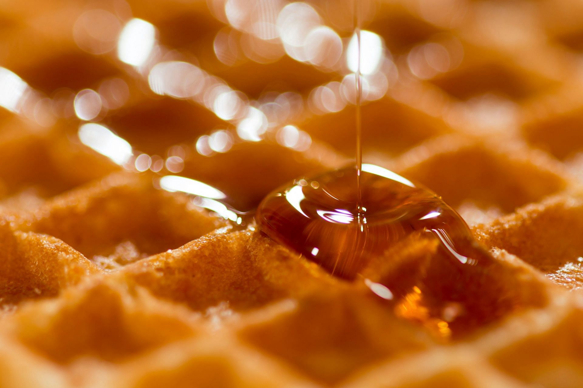 Heating honey (Image via Unsplash/Nabin)