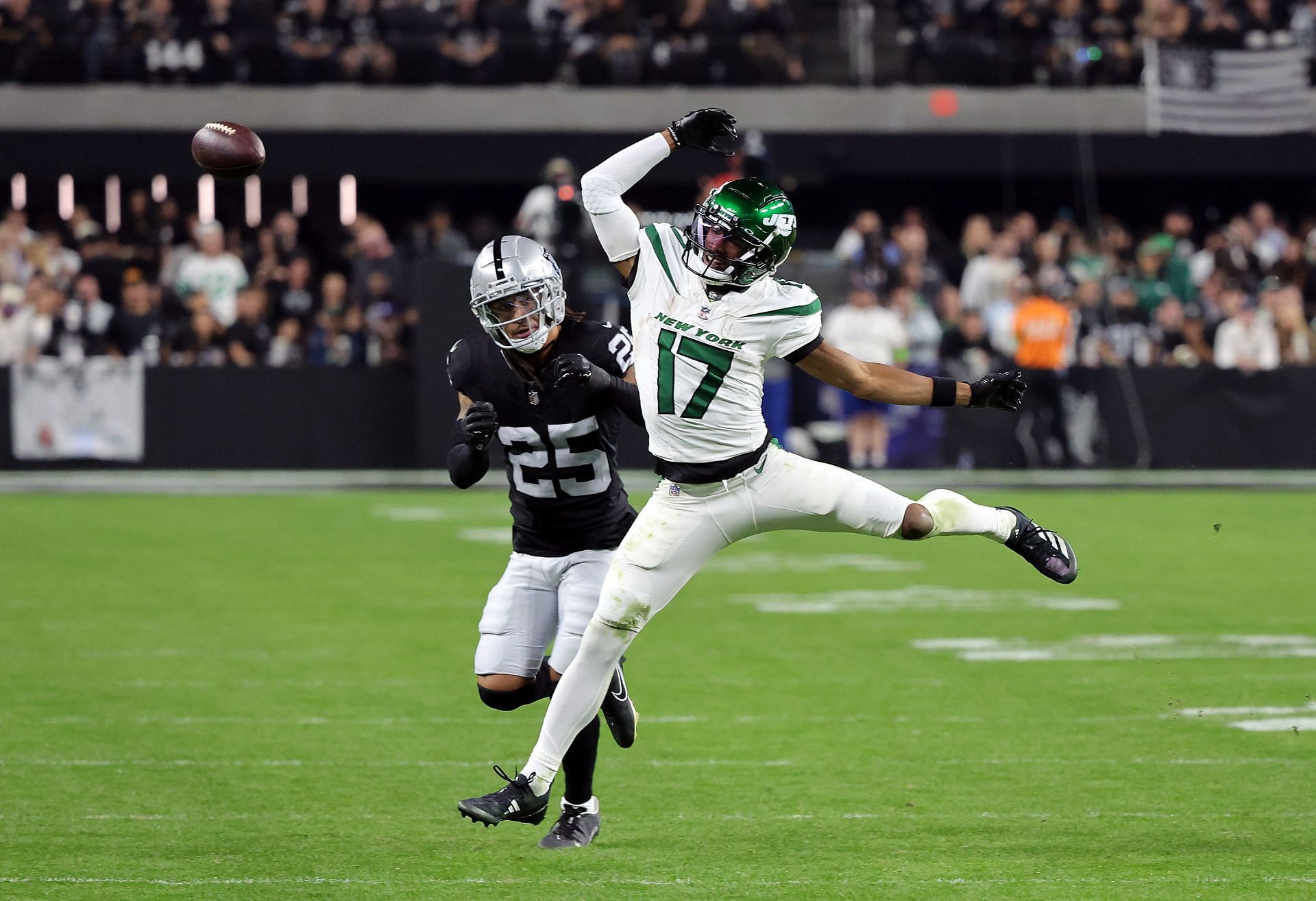 Garrett Wilson attempts a catch v Las Vegas Raiders