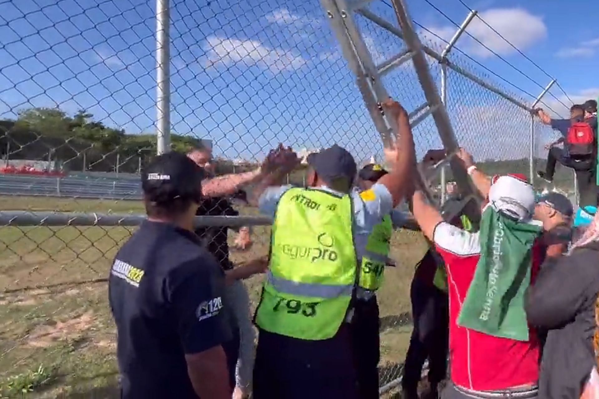 Discord between spectators and guards at the 2023 F1 Brazilian Grand Prix (Image via X/Metropoles)