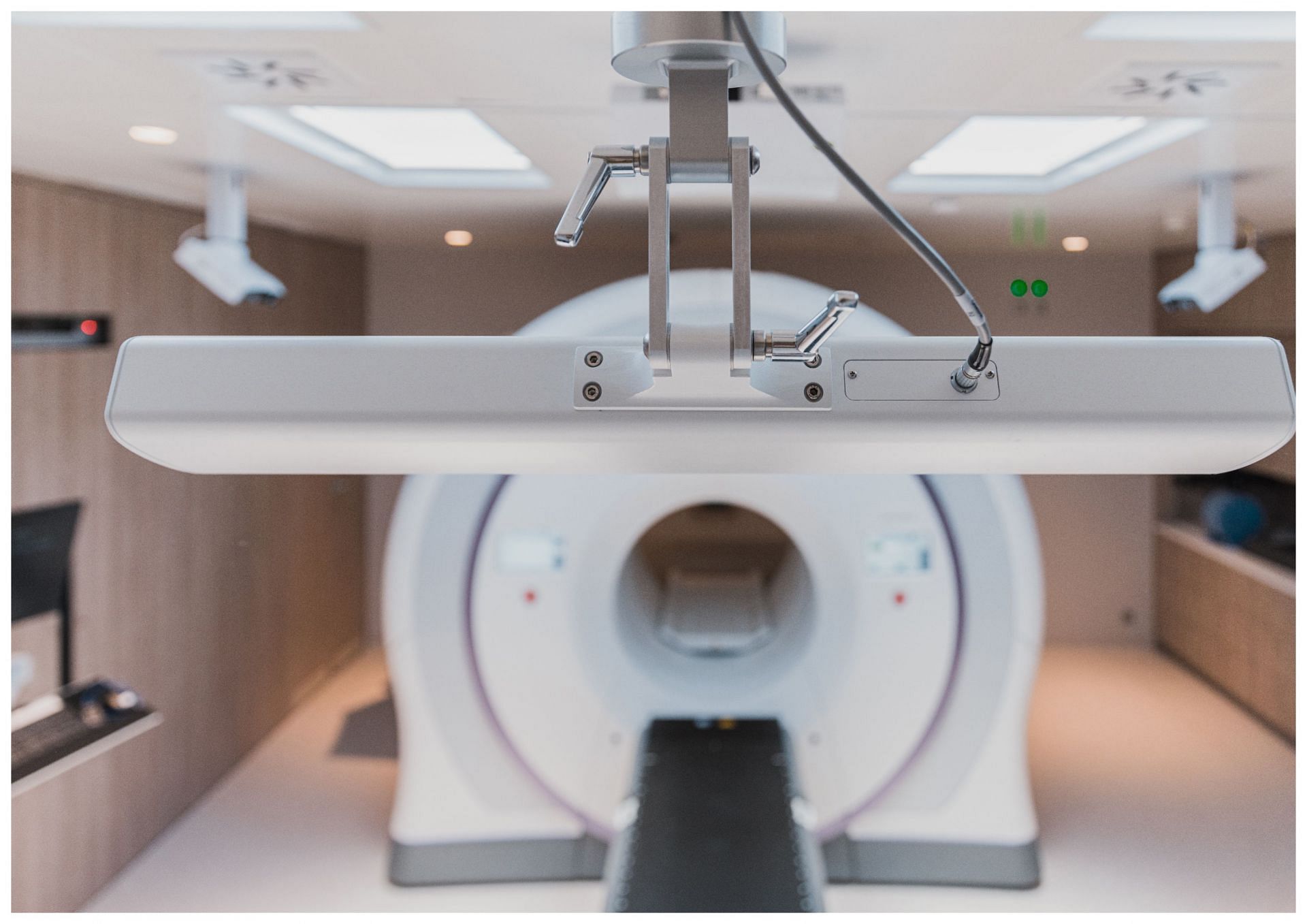 Nurse trapped in MRI scan machine (Image via Unsplash/ Accuracy M)