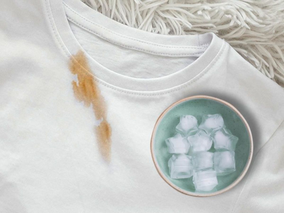 Using ice to remove makeup stains (Image via tumbledry.in)