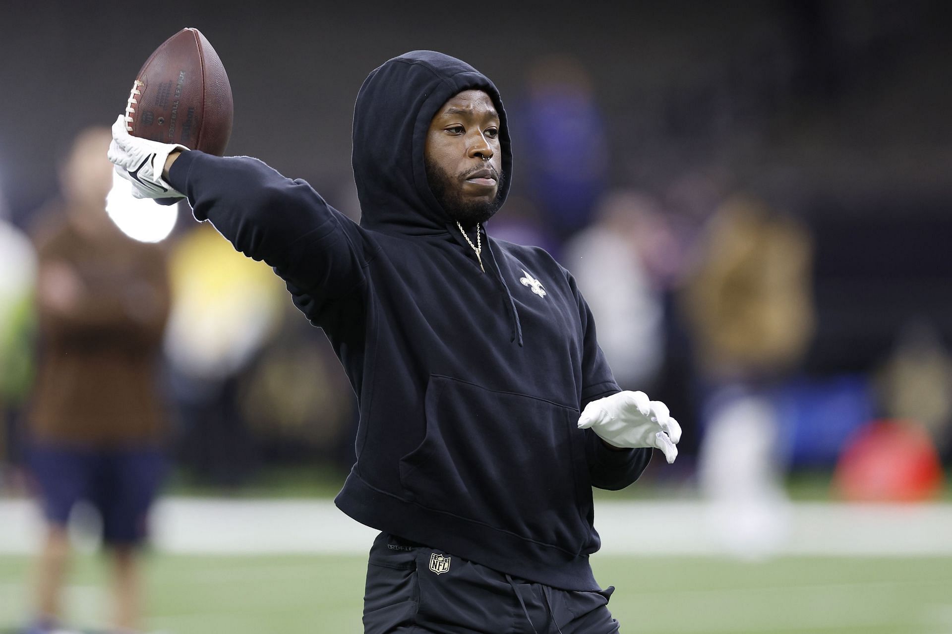 Alvin Kamara warming up vs the Chicago Bears