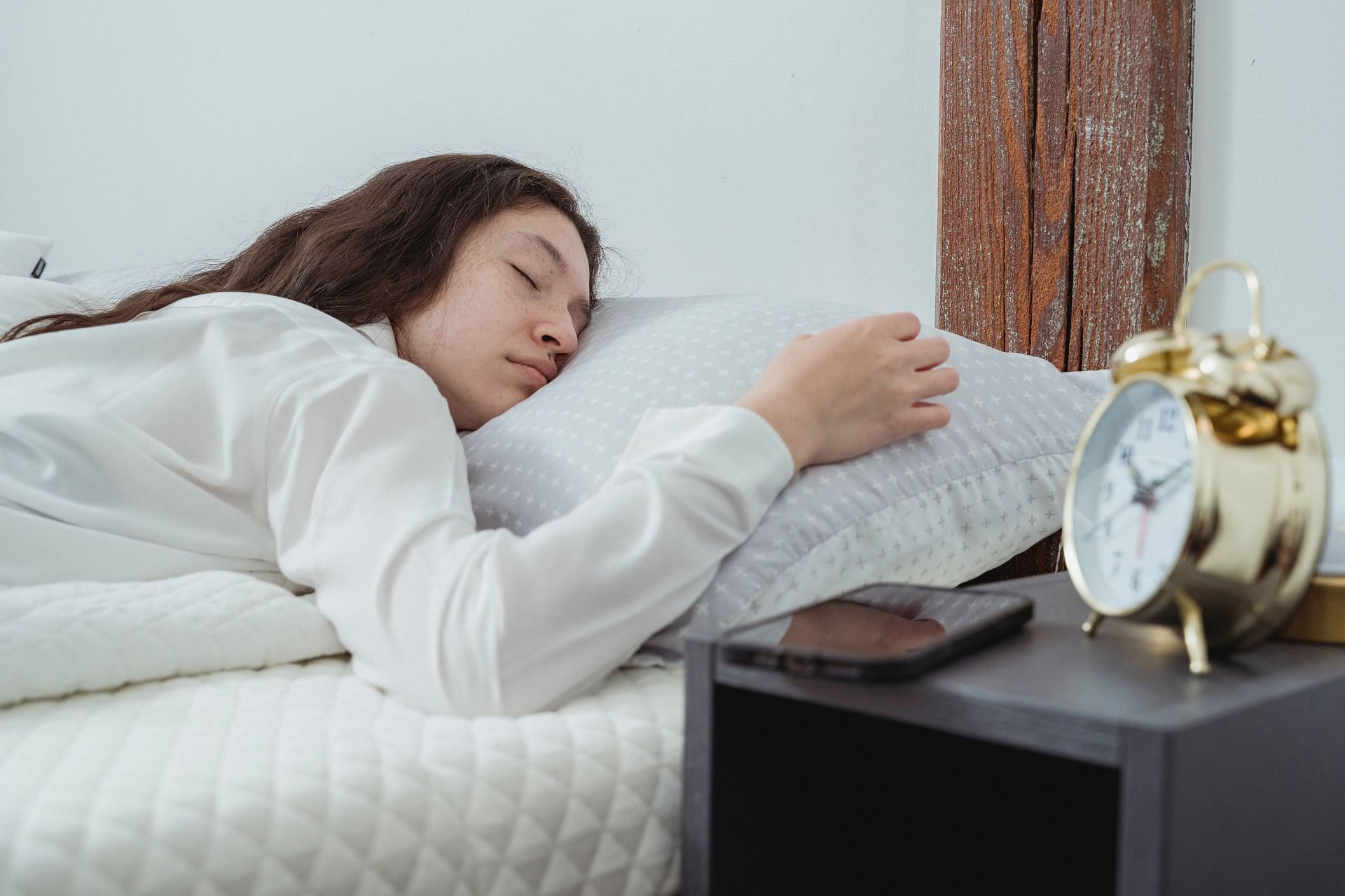 Sleep disturbances caused by prolonged phone usage (Image via Pexels/Miriam)