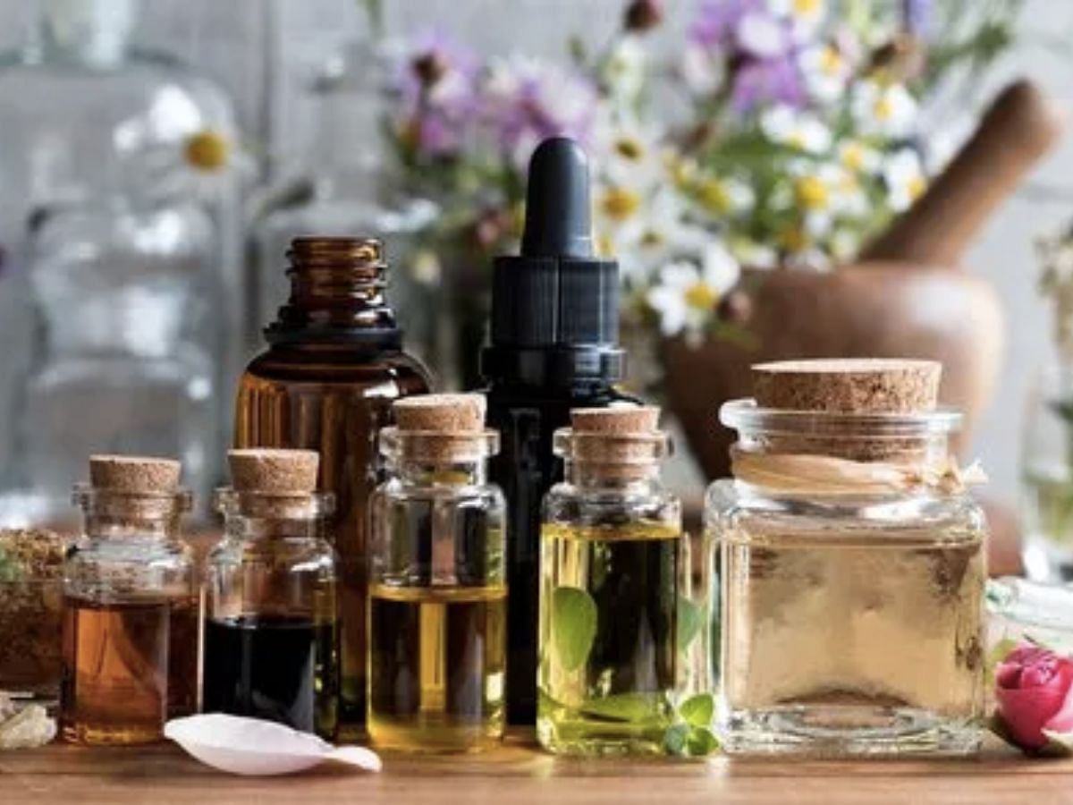 Perfumes at home recipe: Essential oils (Image via Freepik)
