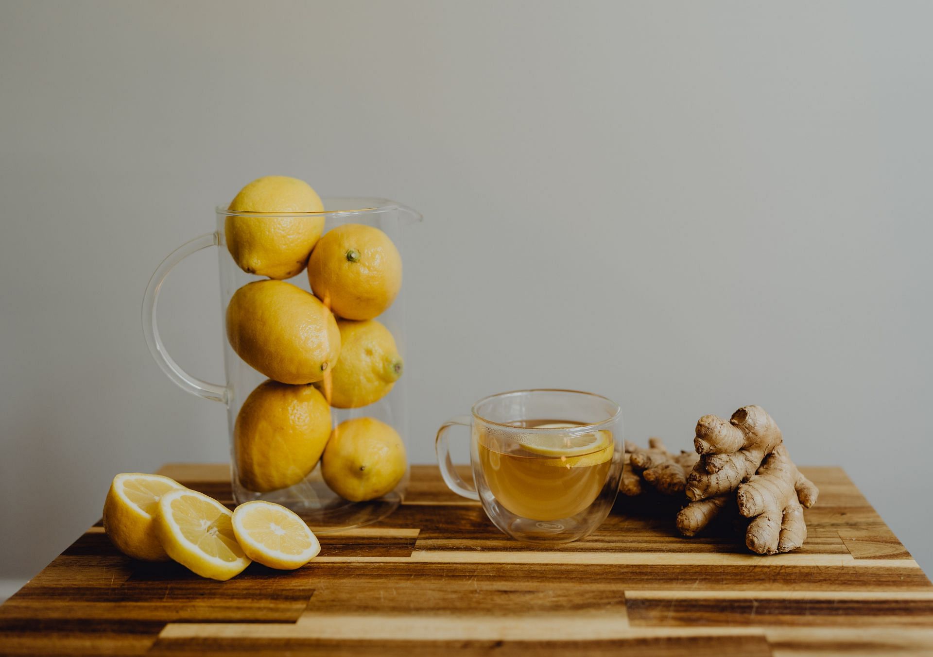 Ginger in waters - Why it is a great help? (Image via Unsplash/ Kelly Sikkema)