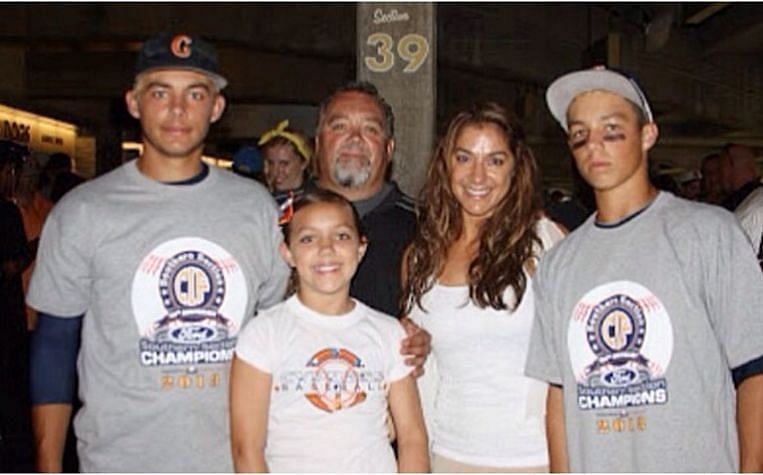 Dominic Fletcher with his parents and family, Source:- Instagram, @domfletch15