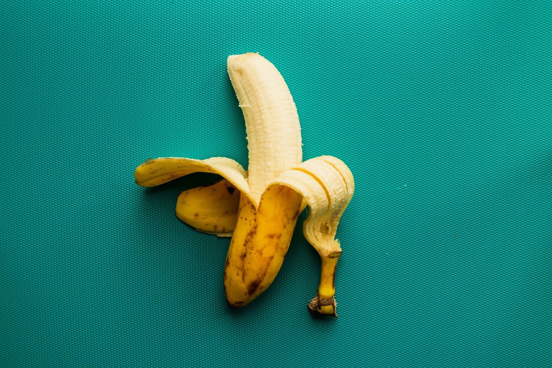 Eating bananas daily (Image via Unsplash/Louis Hansel)
