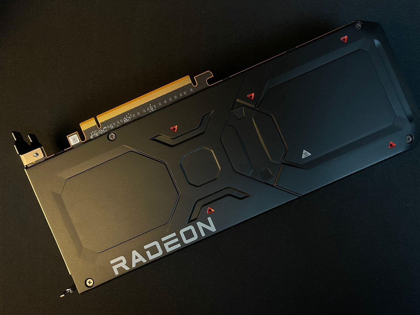 Backplate of the Radeon RX 7800 XT (Image via Sportskeeda)
