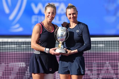 Laura Siegemund and Vera Zvonareva with the women's doubles trophy in Cancun