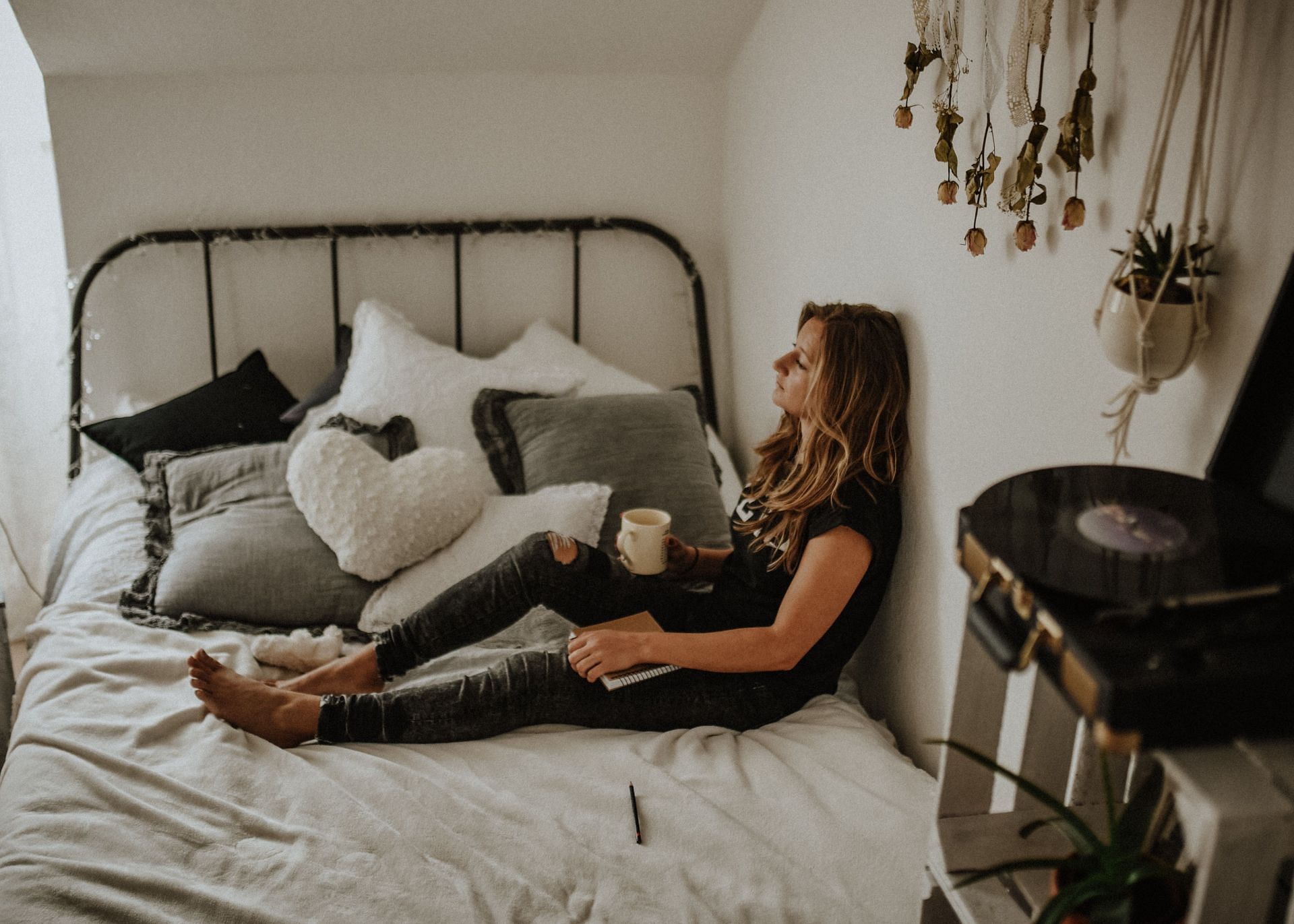 Waking up with anxiety? There are possible reasons behind this. (Image via Unsplash/ Kinga Howard)