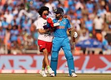CWC 2023 : फाइनल मैच में विराट कोहली के पास पहुंचा समर्थक, टीशर्ट पर लिखा खास सन्देश