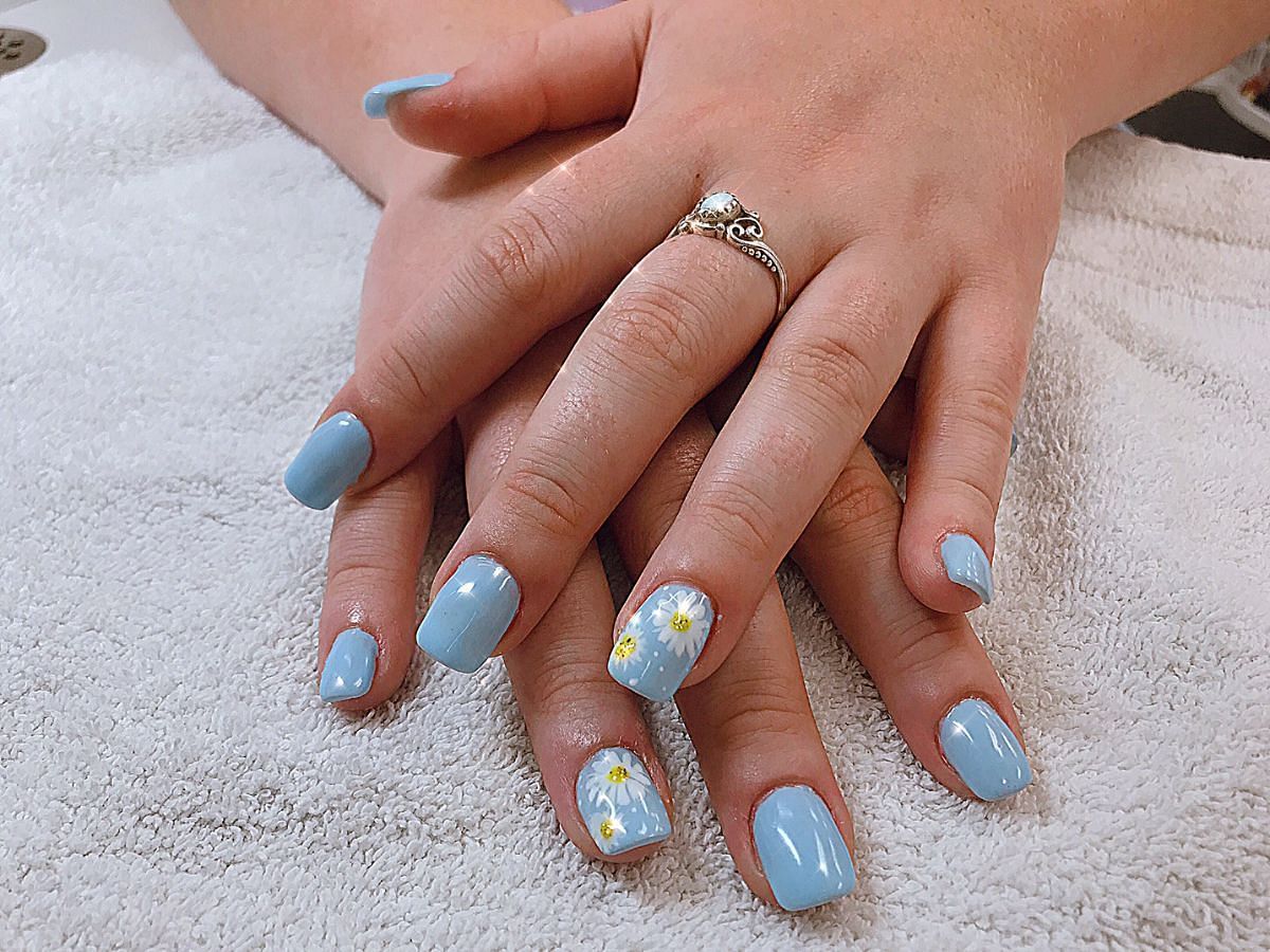 Blueberry milk nails é tendência! 10 unhas decoradas em azul-claro |  Fashion Bubbles