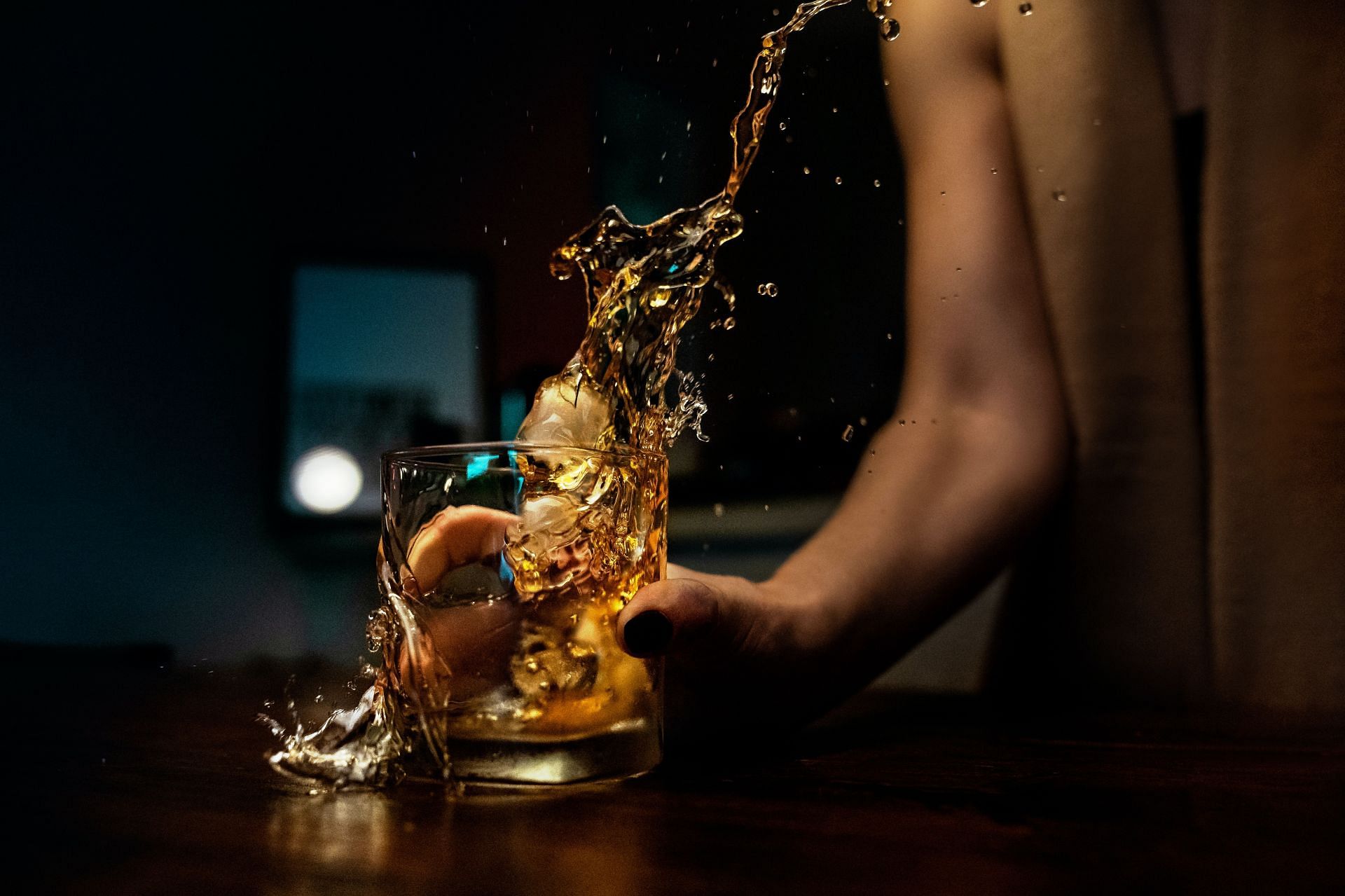 Alcohol (Image via Unsplash/Vinicius Amnx)