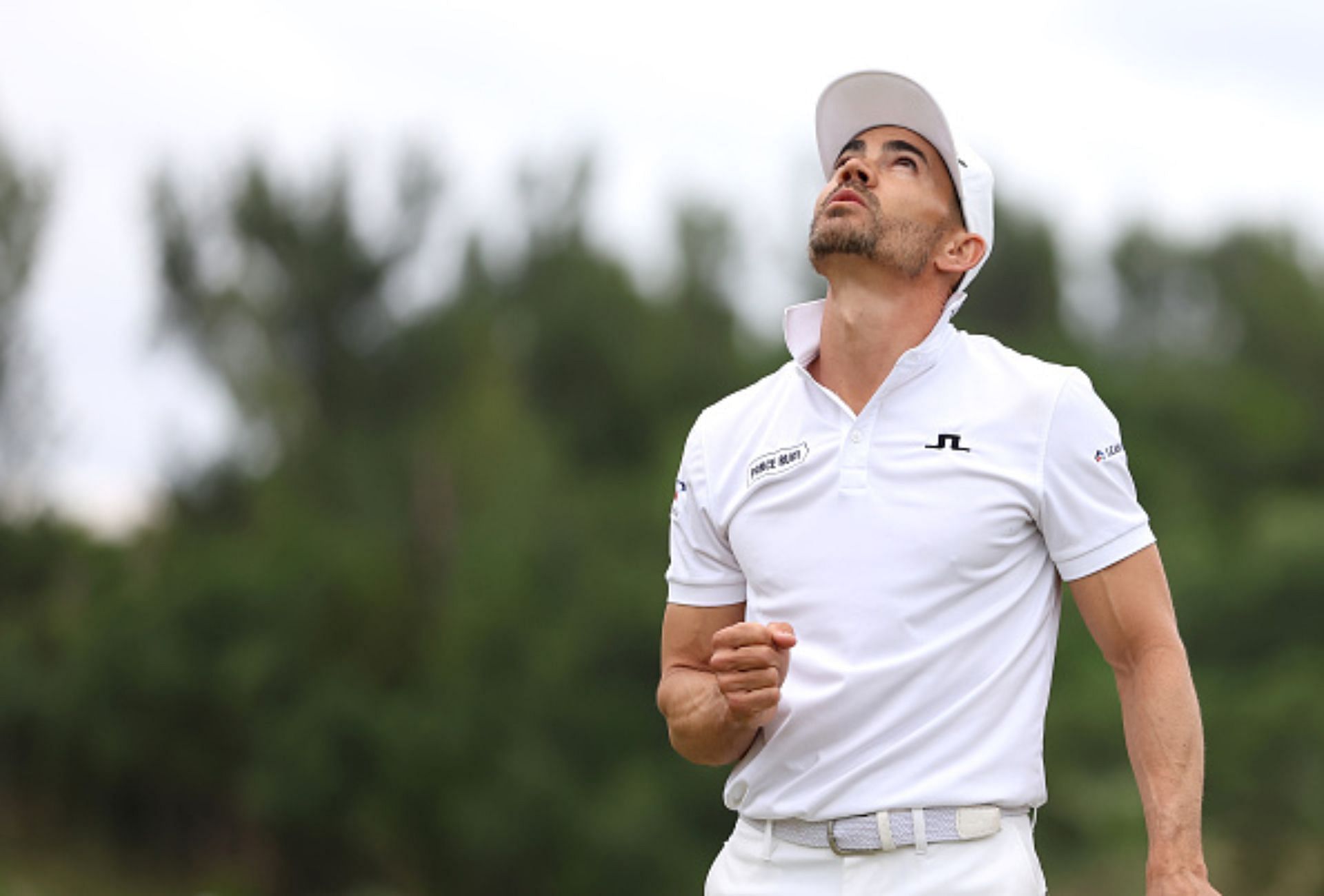 Camilo Villegas thanking to the sky after winning the 2023 Butterfield Bermuda Championship (Image via Getty).