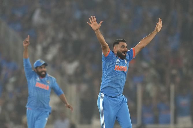 “They panicked a bit” - Wasim Akram feels India made the wrong choice by giving new ball to Shami in World Cup final