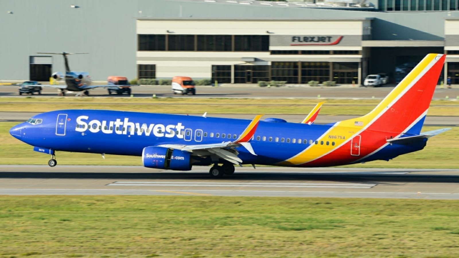 Southwest Airlines passenger jumps out of emergency exit (Image via Twitter/@n194at)