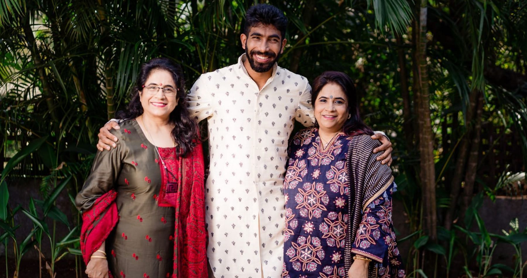 जसप्रीत बुमराह ने अपनी माँ और मौसी को दी जन्मदिन की बधाई (PC: Twitter)