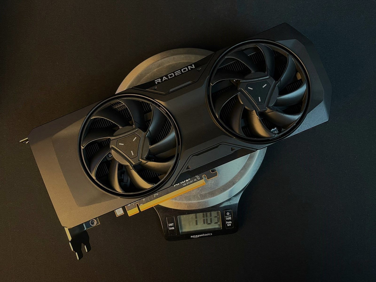 The Radeon RX 7800 XT has a solid build quality (Image via Sportskeeda)