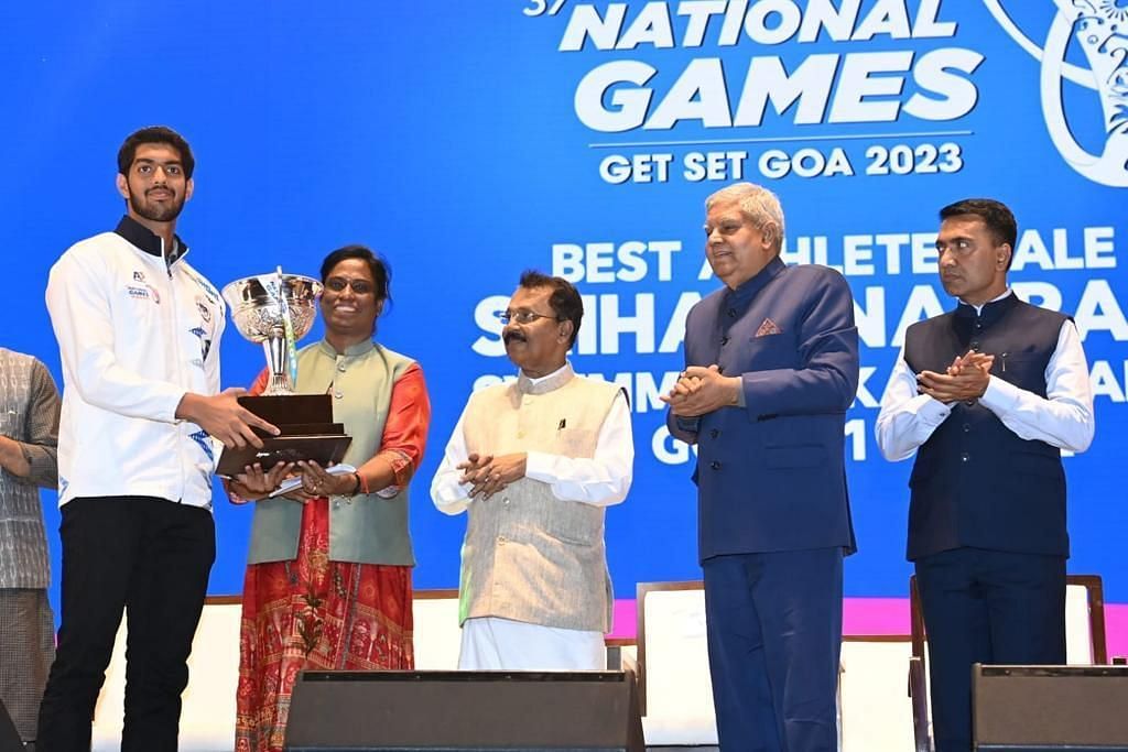 PT Usha awarding Srihari Natraj the Best Male Athlete Trophy, Image Courtesy- Twitter