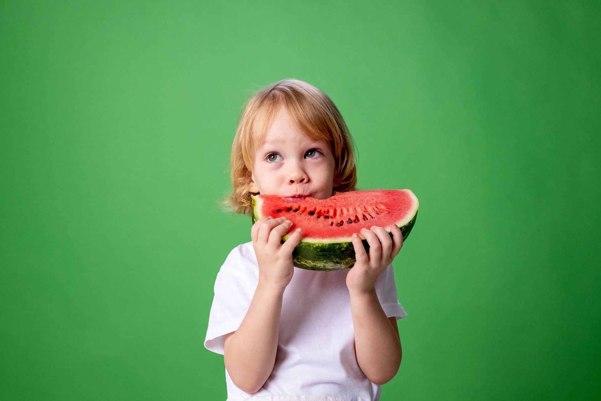 Mindful eating helps children engage their senses. (Image via Pexels/Cottonbro)