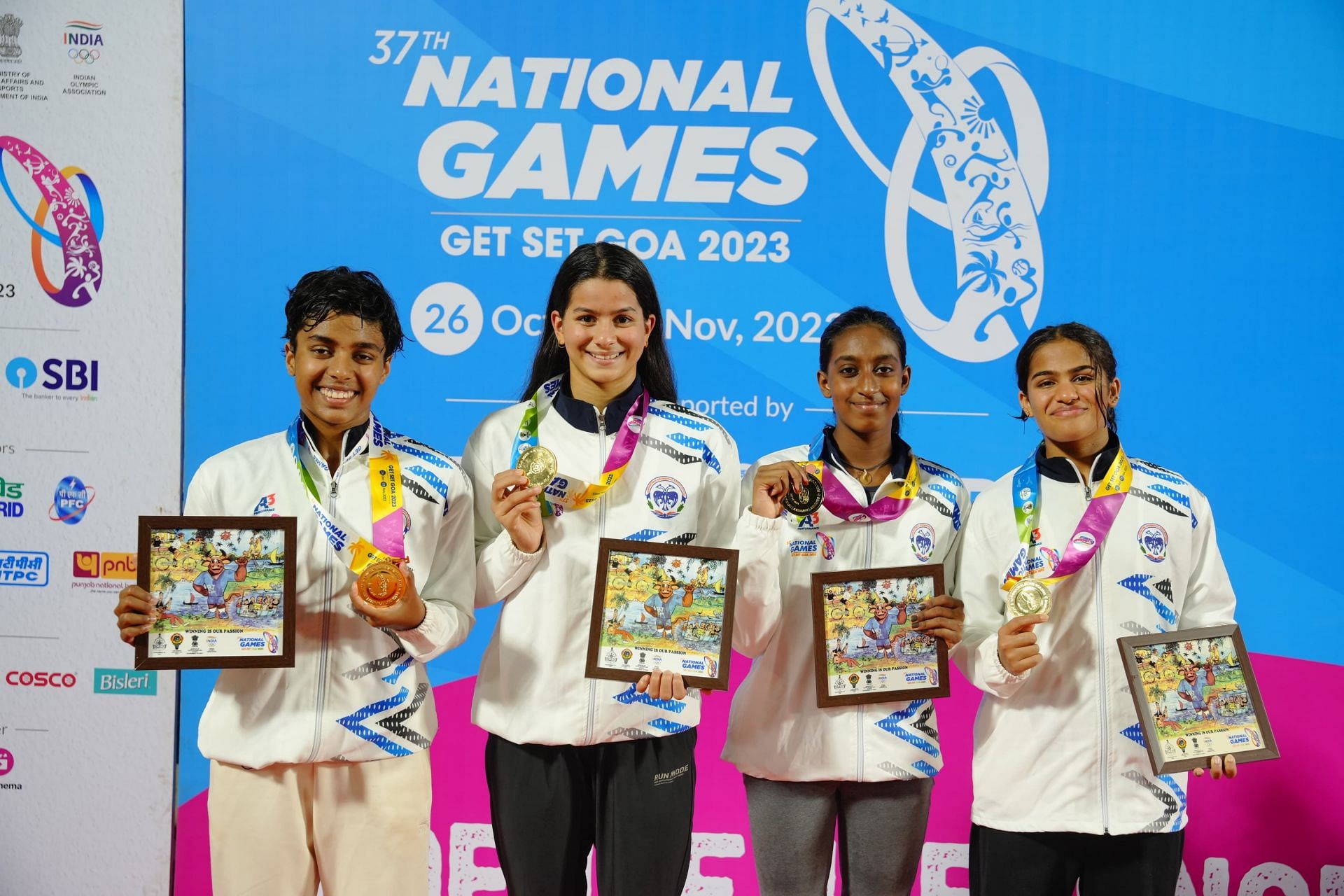 Karnataka 4x200 freestyle team with their gold medal