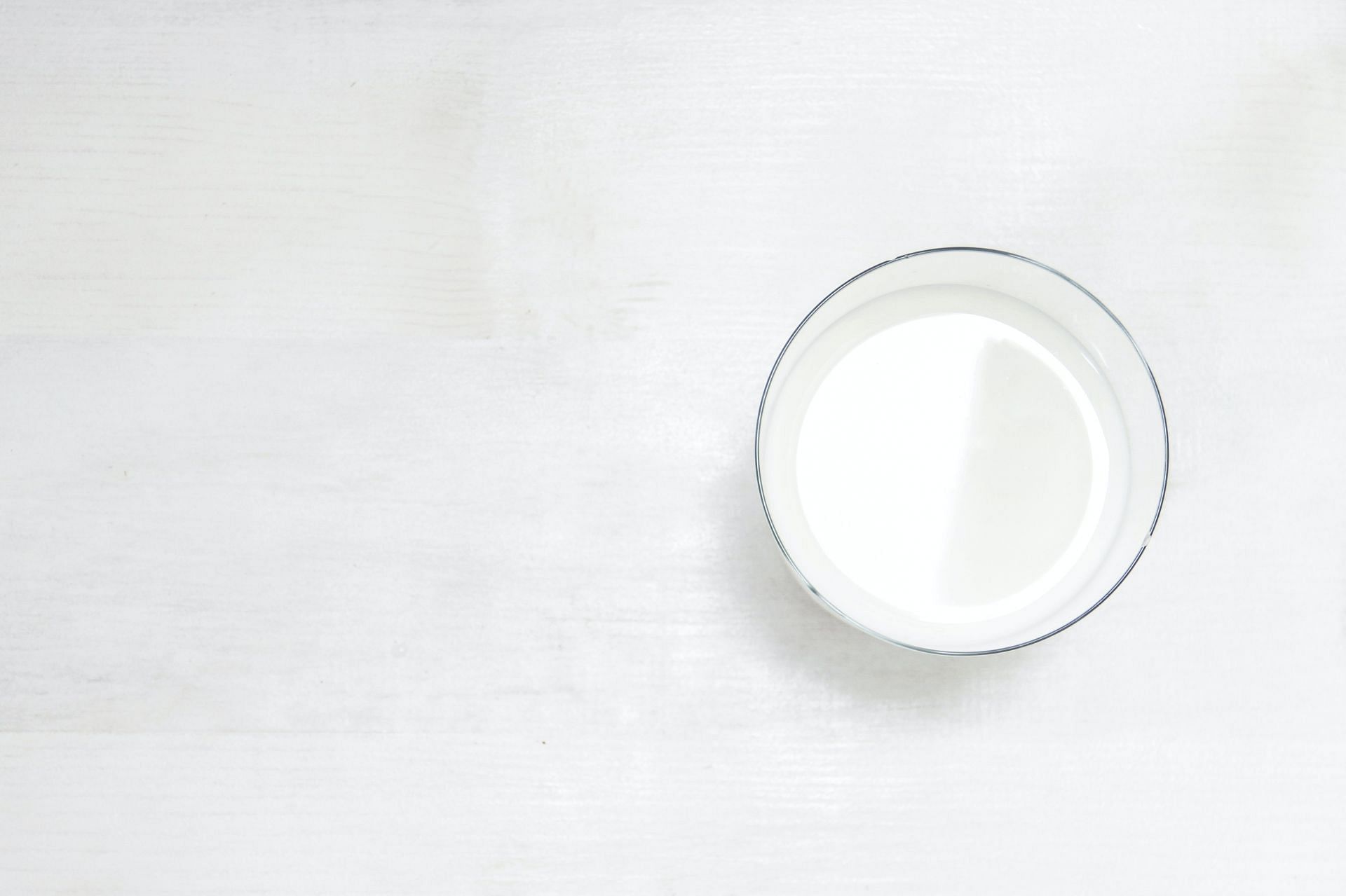 Milk and heartburn (Image via Unsplash/Nordwood)