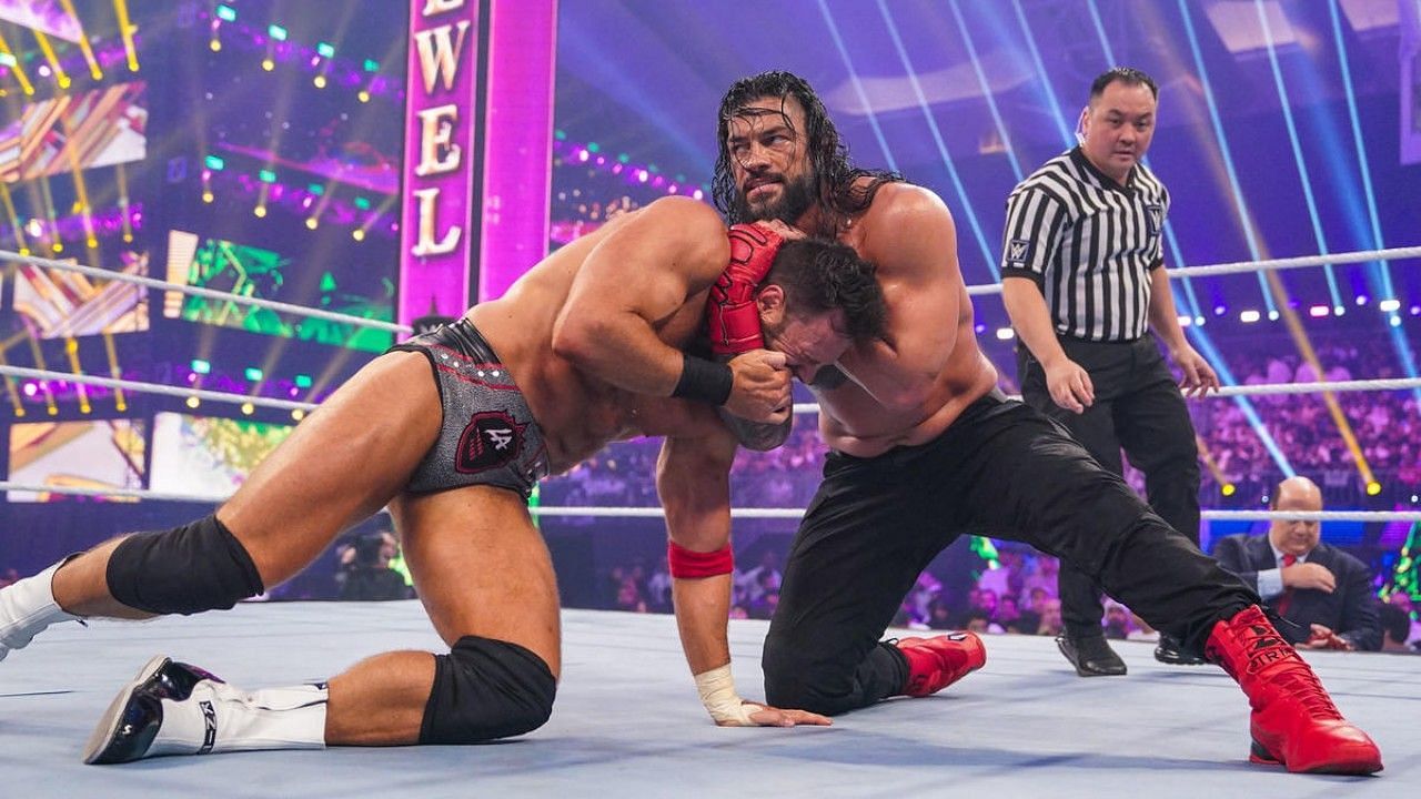 WWE सुपरस्टार्स एलए नाइट और रोमन रेंस 