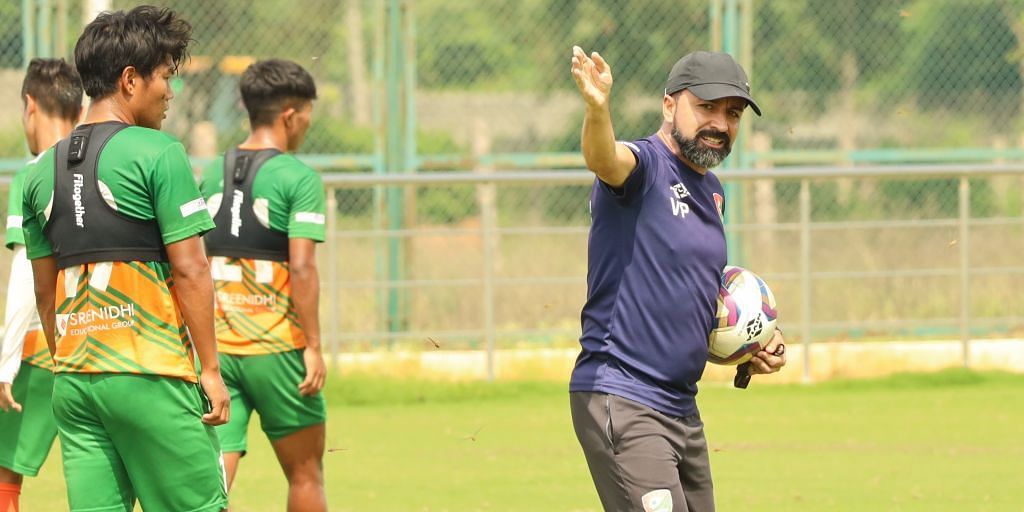 Sreenidi Deccan head coach Carlos Vaz Pinto in training. (Arunava About Football)