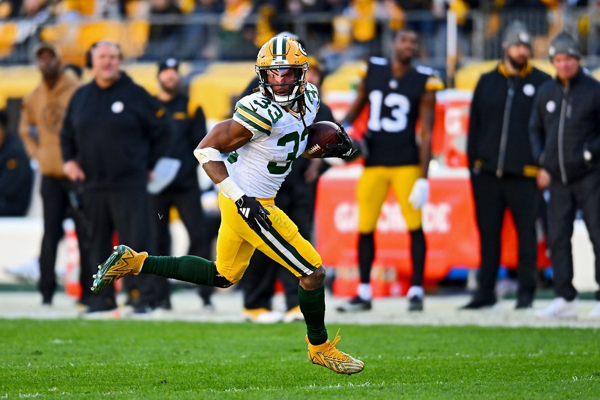 Aaron Jones rushes v Pittsburgh Steelers