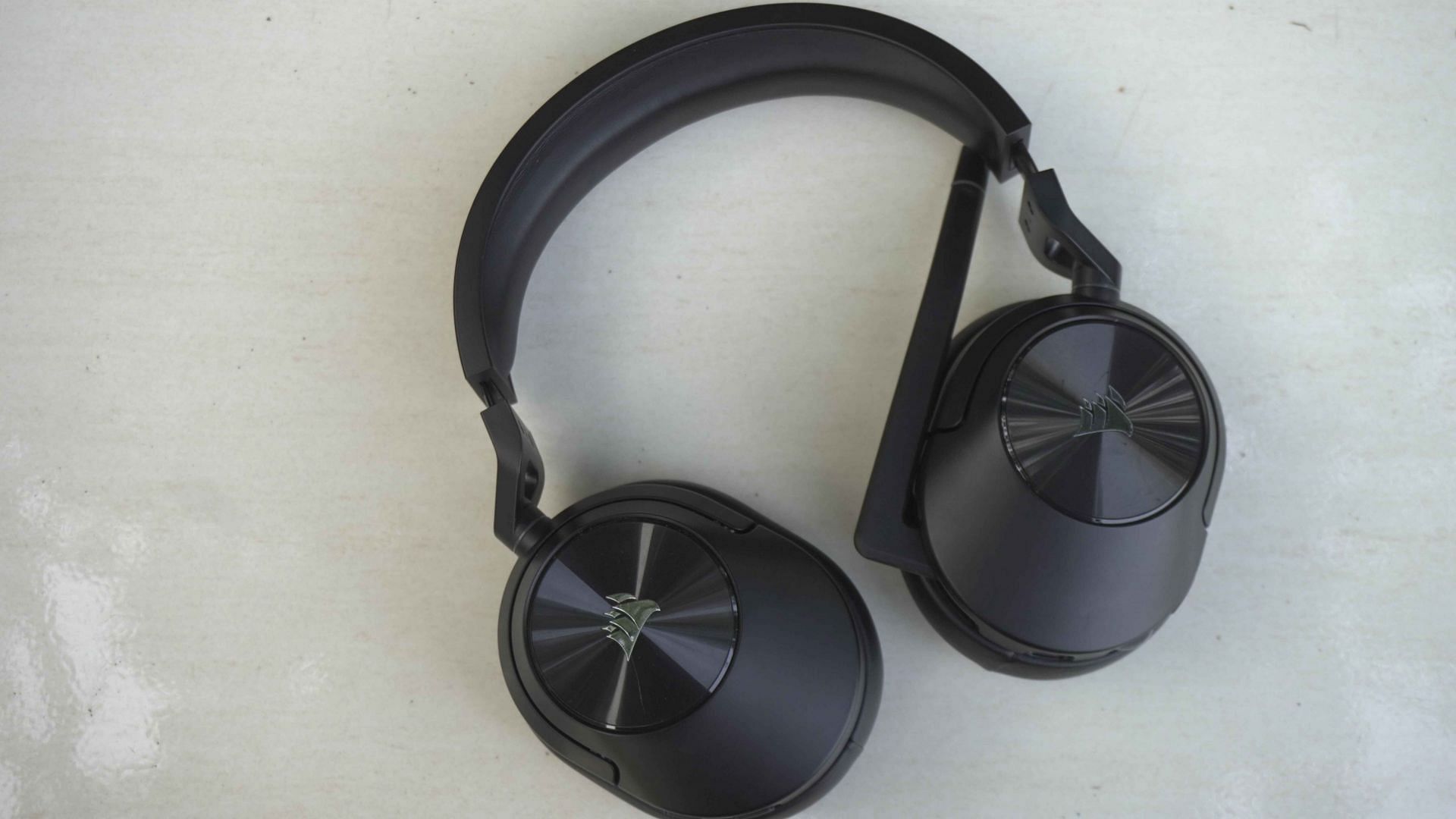 The HS55 features a retractable microphone (Image via Sportskeeda)