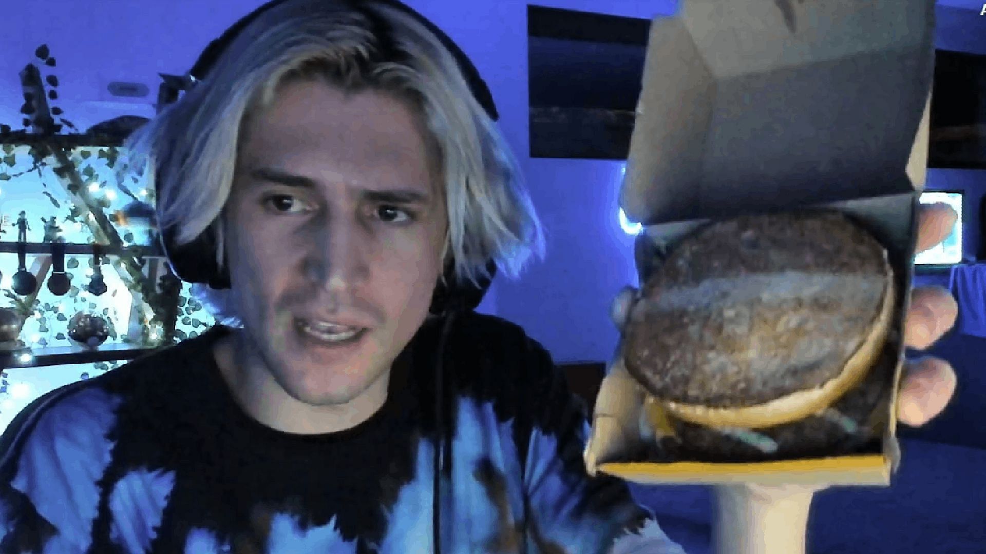 xQc showcasing the empty burger to his audience. (Image via xQc/Twitch)