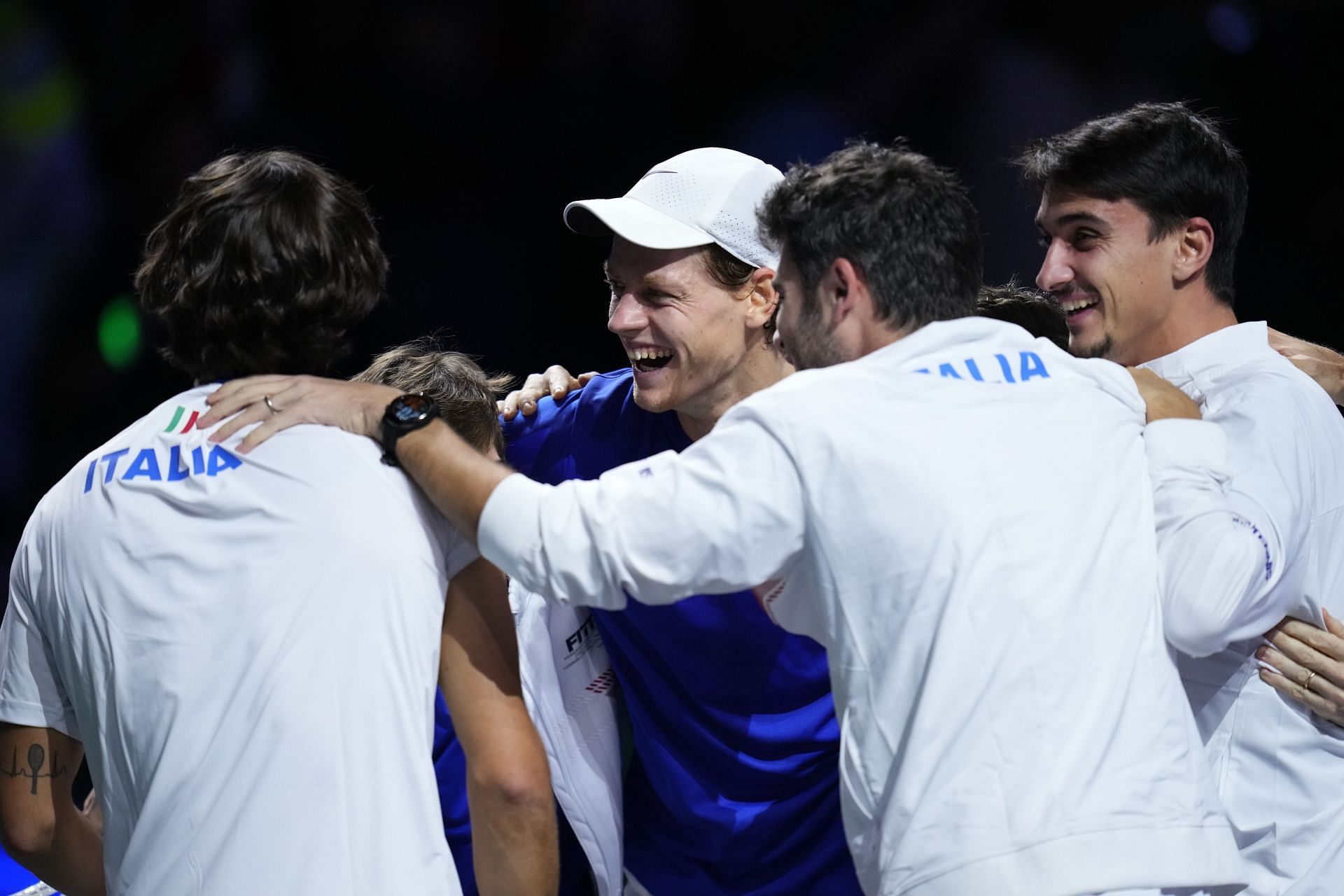 Jannik Sinner with the Italian team after winning the title