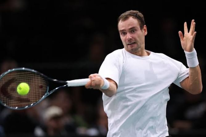 2 Things that stood out in Roman Safiullin's 1R win over Carlos Alcaraz at Paris Masters