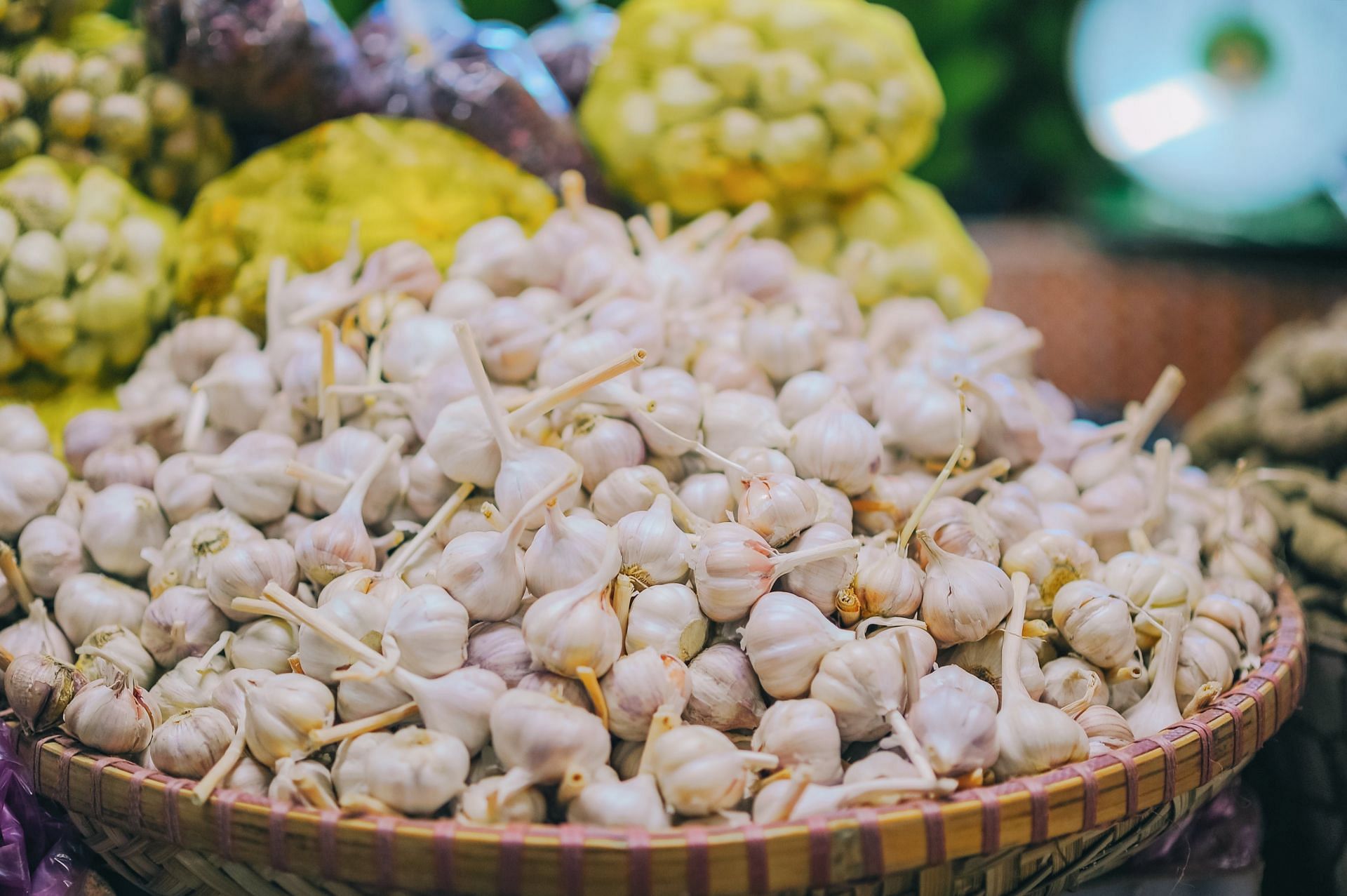 Garlic can be a tasty food ingredient but its smell lingers on (Image via Pexels/Min An)