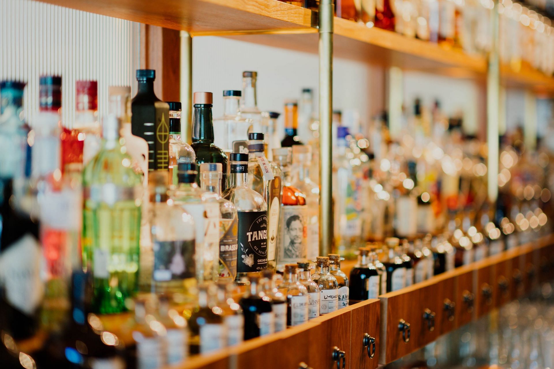 Alcoholic drinks (Image via Unsplash/Chuttersnap)