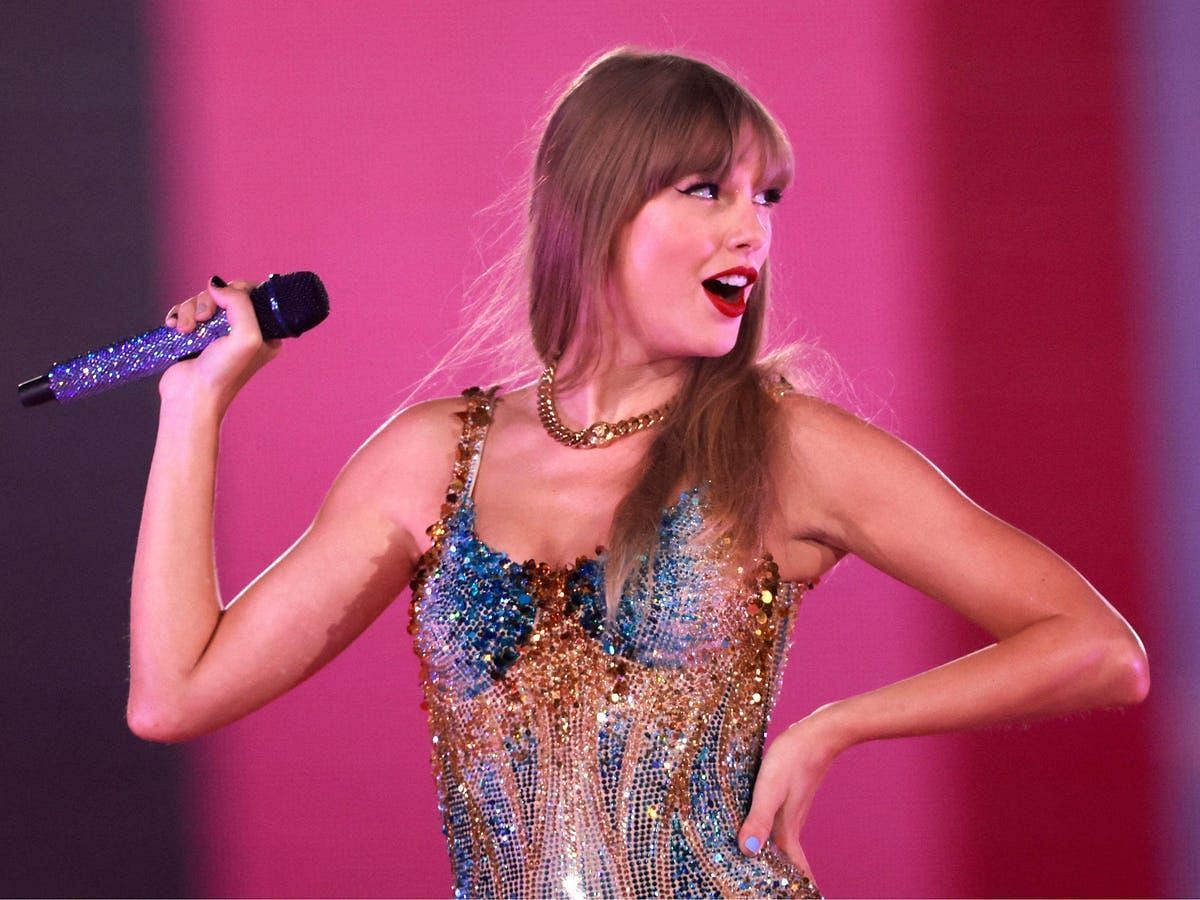 Does Taylor Swift have any Christmas albums? Details explored